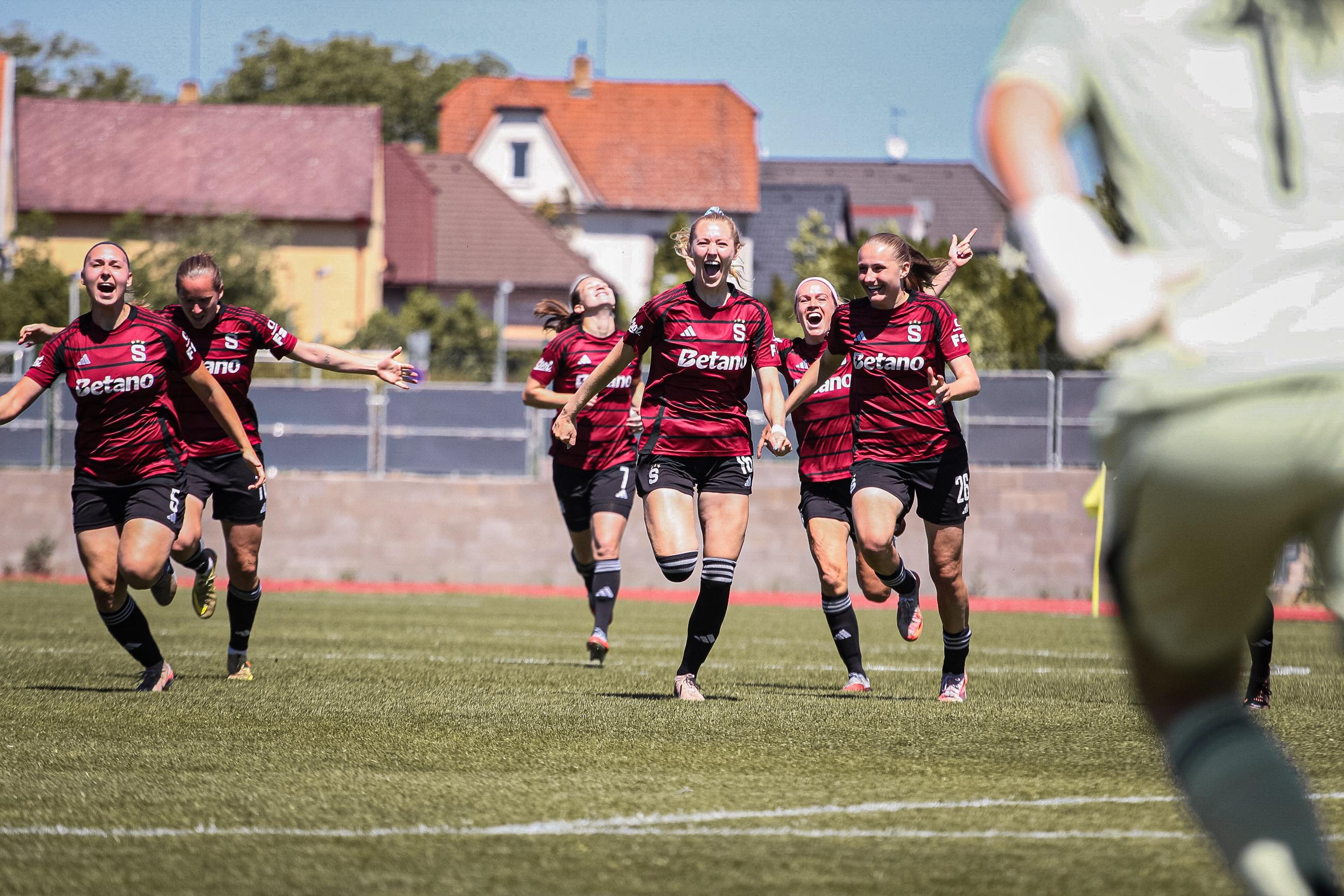 Je to tady! Sparta porazila Slavii na penalty a raduje se z doublu!