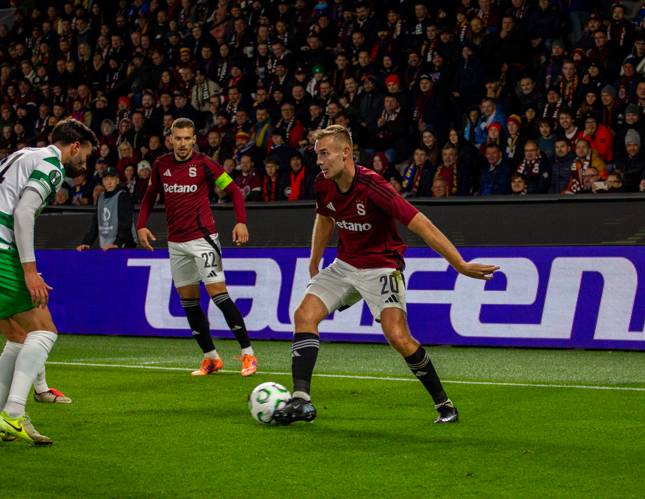Rosického přestupové šachy: Sparta neuplatnila opci na Mannsverka, přesto o něj dál bojuje